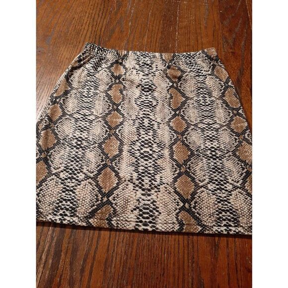 Large Daisy Snakeskin Design Bodycon Form-Fitting Sexy Mini Skirt RUNS SMALL - Picture 1 of 4